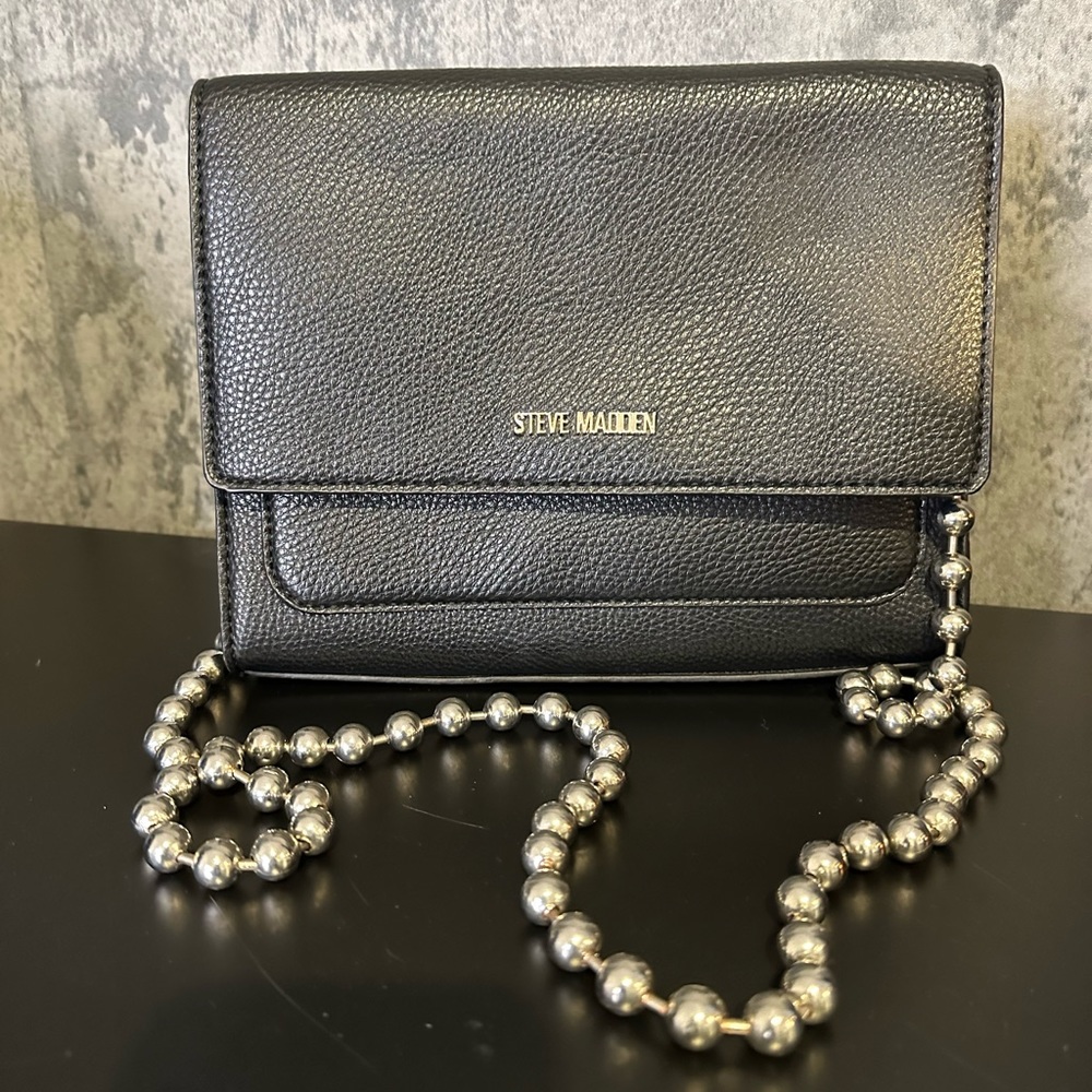 STEVE MADDEN CROSSBODY PURSE Black. Beaded detailed chain. Great conditi…